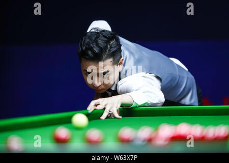 Xiao Guodong von China spielt einen Schuß zu Mark Allen in Nordirland in der ersten Runde passen während der 2018 Shanghai Masters snooker Turnier in Stockfoto