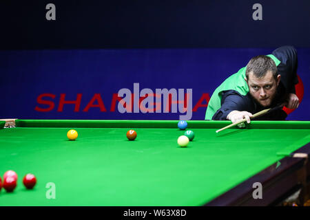 Mark Allen in Nordirland spielt einen Schuß zu Xiao Guodong von China in Ihrer ersten Runde während der 2018 Shanghai Masters snooker Turnier in Stockfoto