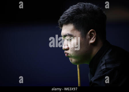 Yan Bingtao China hält einen Schuß zu Anthony McGill von Schottland in ihrer ersten Runde während der 2018 Shanghai Masters snooker Turnier in Stockfoto