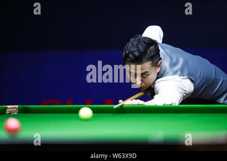 Xiao Guodong von China spielt einen Schuß zu Mark Allen in Nordirland in der ersten Runde passen während der 2018 Shanghai Masters snooker Turnier in Stockfoto