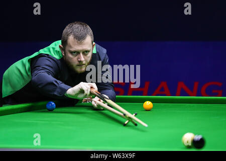 Mark Allen in Nordirland spielt einen Schuß zu Xiao Guodong von China in Ihrer ersten Runde während der 2018 Shanghai Masters snooker Turnier in Stockfoto