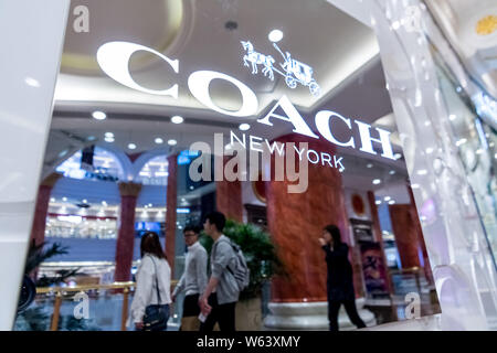 ------ Kunden vorbei ein Trainer New York store in der Shopping Mall in Shanghai, China, 23. August 2018. China kündigte am Dienstag (18. September 2 Stockfoto