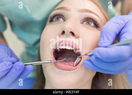 Zahnarzt tun Verfahren mit zahnmedizinischen Härtung mit UV-Licht in der Klinik Stockfoto
