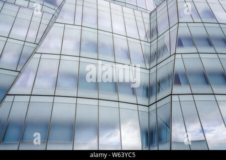 Interessante Wiederholung diagonal und Reflexionen Muster auf einem Hochhaus in New York. Stockfoto