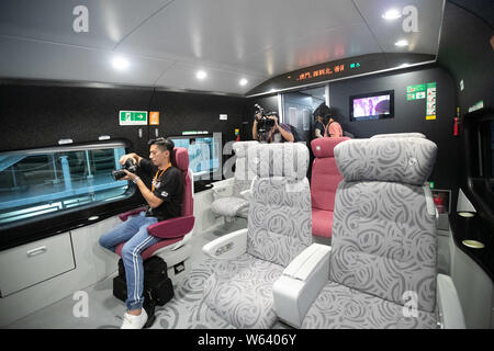 Innenansicht eines lebendigen Express Zug von Hong Kong Kowloon West zu betreiben, durch nach Shenzhen und Guangzhou, in Hongkong, China, 18. September Stockfoto