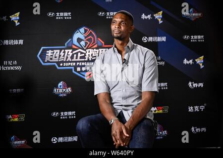 American Basketball player Chris Bosh akzeptiert ein exklusives Interview vor der 2018 Super Penguin Basketball Celebrity Spiel in Shanghai, China, 14. Stockfoto