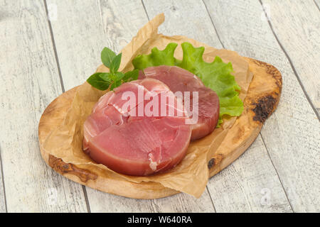 Rohen Thunfisch runde Steak bereit für Grill Stockfoto