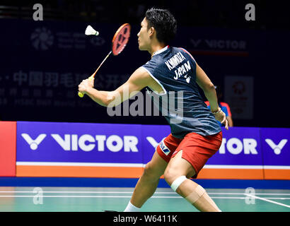 Kento Momota von Japan gibt einen Schuß zu Srikanth Kidambi von Indien in ihrer Viertelfinalegleichen der männlichen Singles während des Victor China Open 2018 Ich Stockfoto
