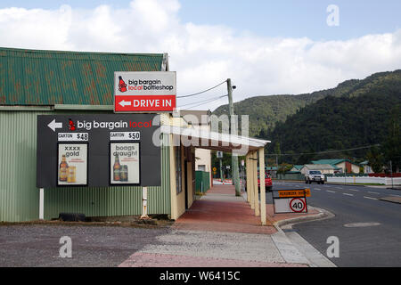 Queenstown, Tasmanien: April 03, 2019: Big Schnäppchen Flasche Shop sind eine Gruppe von unabhängigen, vor Ort im Besitz & Einzelhandel Verkauf von Alkohol betrieben. Stockfoto