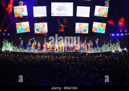 Chinesische Entertainer und Sportler bei der Hangzhou 8-minütige Show während der Abschlussfeier der Asian Games 2018, offiziell als die 1 bekannten Stockfoto