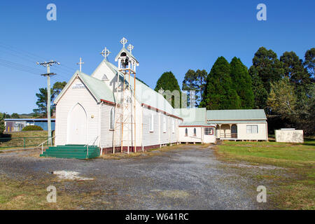 Kirche von St Fursaeus - Katholische Kirche in Zeehan. Eine traditionelle Kirche mit Schindeln, Wellblechdach und Glockenturm. Stockfoto