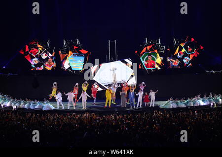 Chinesische Entertainer und Sportler bei der Hangzhou 8-minütige Show während der Abschlussfeier der Asian Games 2018, offiziell als die 1 bekannten Stockfoto