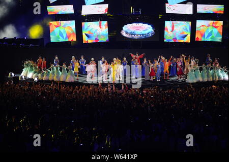 Chinesische Entertainer und Sportler bei der Hangzhou 8-minütige Show während der Abschlussfeier der Asian Games 2018, offiziell als die 1 bekannten Stockfoto