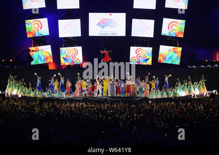 Chinesische Entertainer und Sportler bei der Hangzhou 8-minütige Show während der Abschlussfeier der Asian Games 2018, offiziell als die 1 bekannten Stockfoto