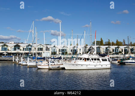 Launceston, Tasmanien: April 06, 2019: Luxus Yachten sind im Alexandra günstig in der Esk River entfernt. Das Gebiet hat neue Apartments und Coffee Shops. Stockfoto