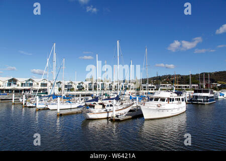 Launceston, Tasmanien: April 06, 2019: Luxus Yachten sind im Alexandra günstig in der Esk River entfernt. Das Gebiet hat neue Apartments und Coffee Shops. Stockfoto