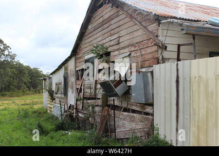 Außerhalb eines heruntergekommenen Bauernhaus in Australien Stockfoto