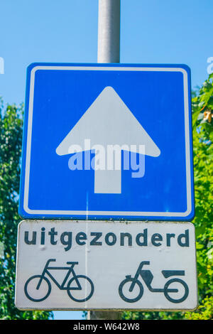 Niederländische Schild: - Außer für Radfahrer und Mopeds, Sie können von dieser Seite Antrieb Stockfoto