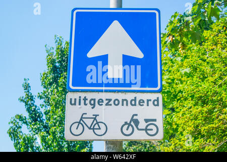 Niederländische Schild: - Außer für Radfahrer und Mopeds, Sie können von dieser Seite Antrieb Stockfoto