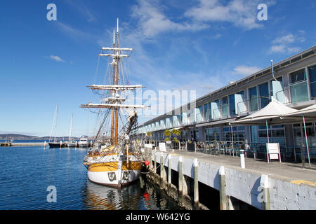 Hobart, Tasmanien: April 01, 2019: Lady Nelson ist eine vollständige Nachbildung eines Twin dreimaster Brigatine. Sie ist in ihrem Heimathafen in Hobart Anker. Stockfoto