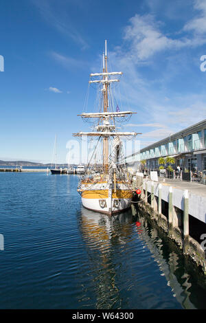 Hobart, Tasmanien: April 01, 2019: Lady Nelson ist eine vollständige Nachbildung eines Twin dreimaster Brigatine. Sie ist in ihrem Heimathafen in Hobart Anker. Stockfoto