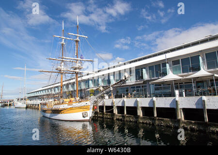 Hobart, Tasmanien: April 01, 2019: Lady Nelson ist eine vollständige Nachbildung eines Twin dreimaster Brigatine. Sie ist in ihrem Heimathafen in Hobart Anker. Stockfoto