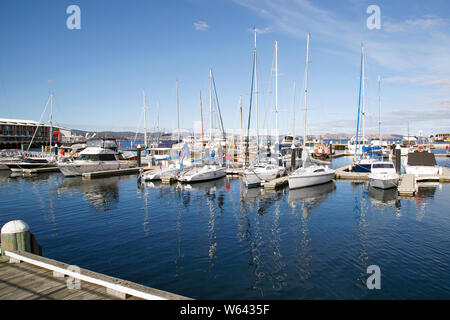 Hobart, Tasmanien, Australien: 01.April 2019: Yachten in Hobart Marina auf einem blauen Himmel Tag vertäut. Stockfoto