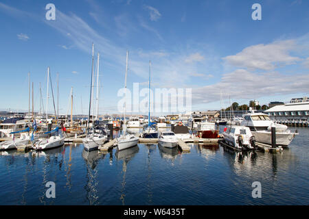 Hobart, Tasmanien, Australien: 01.April 2019: Yachten in Hobart Marina auf einem blauen Himmel Tag vertäut. Stockfoto