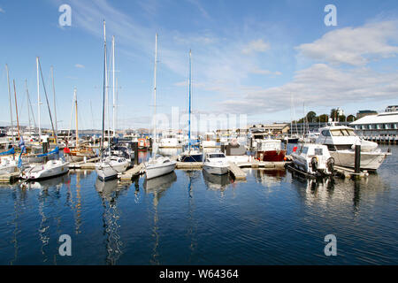 Hobart, Tasmanien, Australien: 01.April 2019: Yachten in Hobart Marina auf einem blauen Himmel Tag vertäut. Stockfoto