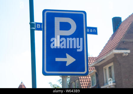 Holländische Straße: parken Sie Ihr Auto auf der rechten Seite Stockfoto