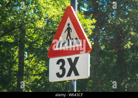 Niederländische Schild: Vorsicht gibt es einen Fußgängerüberweg Stockfoto