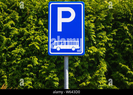 Holländische Straße: Parken nur für Busse, nur ein Parkplatz für Busse ist bestimmt Stockfoto