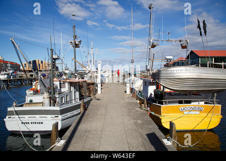 Hobart, Tasmanien, Australien: 01 April, 2019: Kommerzielle und Vergnügen Fischerboote in Hobart Marina vor Anker. Stockfoto