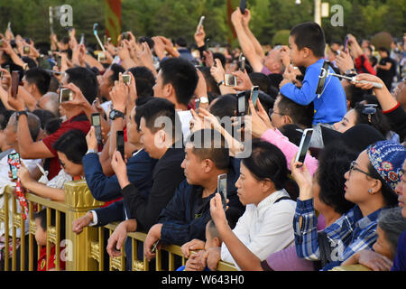 Touristen Masse der Tian'anmen-Platz zu einer Flagge - Senken der Zeremonie, während das Mondfest Urlaub in Peking, China, 21. September 2018. Stockfoto