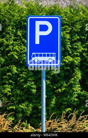 Holländische Straße: Parken nur für Busse, nur ein Parkplatz für Busse ist bestimmt Stockfoto