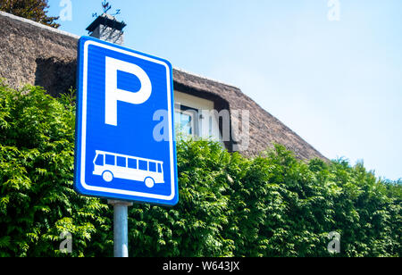 Holländische Straße: Parken nur für Busse, nur ein Parkplatz für Busse ist bestimmt Stockfoto