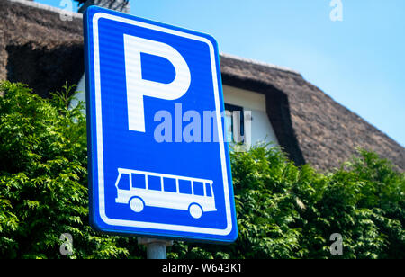 Holländische Straße: Parken nur für Busse, nur ein Parkplatz für Busse ist bestimmt Stockfoto