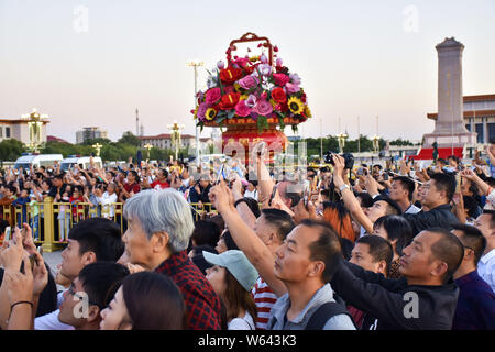 Touristen Masse der Tian'anmen-Platz zu einer Flagge - Senken der Zeremonie, während das Mondfest Urlaub in Peking, China, 21. September 2018. Stockfoto