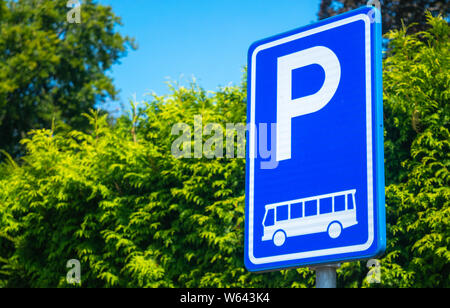 Holländische Straße: Parken nur für Busse, nur ein Parkplatz für Busse ist bestimmt Stockfoto