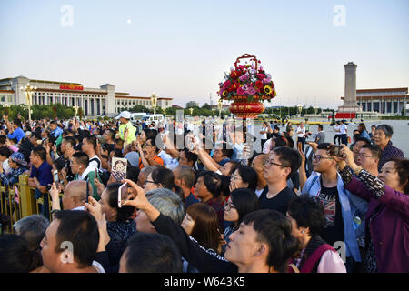 Touristen Masse der Tian'anmen-Platz zu einer Flagge - Senken der Zeremonie, während das Mondfest Urlaub in Peking, China, 21. September 2018. Stockfoto