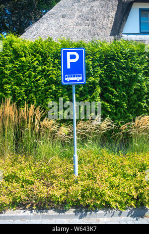 Holländische Straße: Parken nur für Busse, nur ein Parkplatz für Busse ist bestimmt Stockfoto