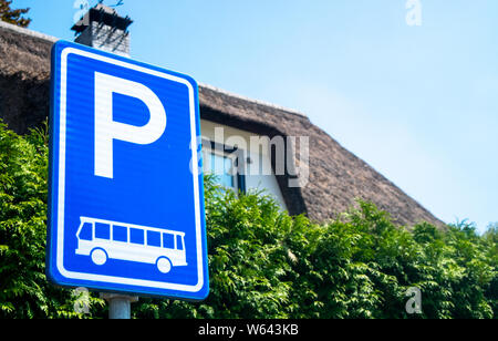 Holländische Straße: Parken nur für Busse, nur ein Parkplatz für Busse ist bestimmt Stockfoto