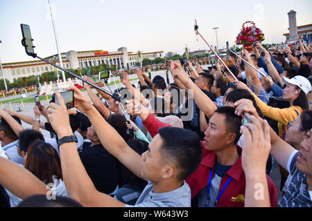 Touristen Masse der Tian'anmen-Platz zu einer Flagge - Senken der Zeremonie, während das Mondfest Urlaub in Peking, China, 21. September 2018. Stockfoto