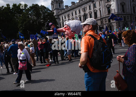 Juli 20, 2019, London, Vereinigtes Königreich: ein Bildnis des britischen Premierministers Theresa May, mit Brexit Aufspiessend der Wirtschaft, stehen an Parliament Square als Demonstranten zu einer Kundgebung am Ende der Anti-Brexit 'March für Änderung' in London sammeln. Quelle: David Cliff/SOPA Images/ZUMA Draht/Alamy leben Nachrichten Stockfoto