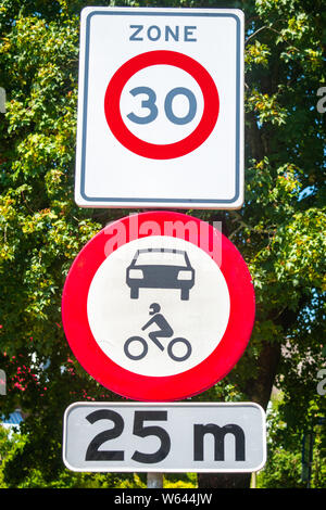 Niederländische Schild: für alle Kraftfahrzeuge, die schneller als 25 Kilometer pro Stunde fahren können Verboten Stockfoto