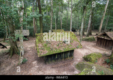 Die Holzhäuser der militärischen Akademie und Schule an der Phu Hin Rong Kla National Park in der Nähe der Stadt Phitsanulok im Norden von Thailand. Thai Stockfoto