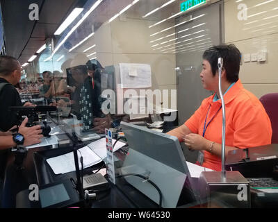 Bürger stand in Line Tickets für Züge auf guangzhou-shenzhen - Hong Kong Express Rail Link am West Bahnhof Kowloon in Hong Kong, C zu kaufen Stockfoto