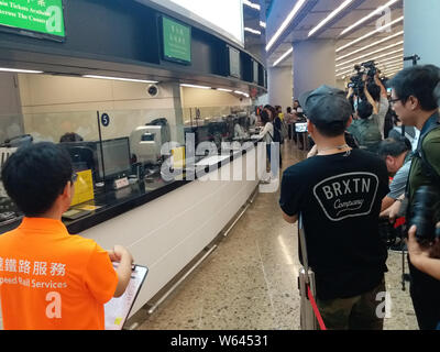 Bürger stand in Line Tickets für Züge auf guangzhou-shenzhen - Hong Kong Express Rail Link am West Bahnhof Kowloon in Hong Kong, C zu kaufen Stockfoto