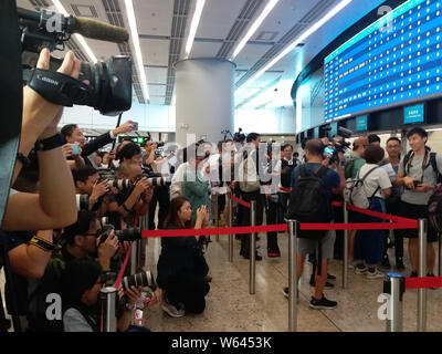 Bürger stand in Line Tickets für Züge auf guangzhou-shenzhen - Hong Kong Express Rail Link am West Bahnhof Kowloon in Hong Kong, C zu kaufen Stockfoto