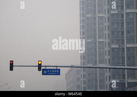 Hochhäuser sind vage in schweren Smog in Peking, China, 28. September 2018. Luftverschmutzung in Peking Emergency Response Office ein Stockfoto